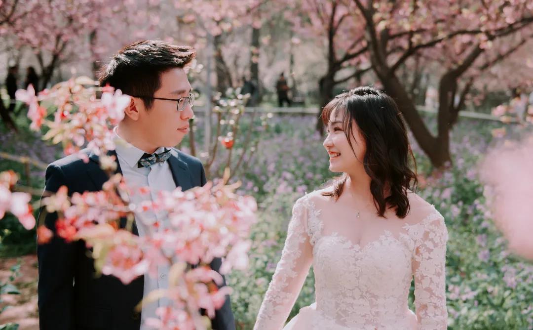 3.16共赴樱花之约，全程参与“两山”医院建设的这对神仙眷侣，终于拍婚纱照了！.jpg