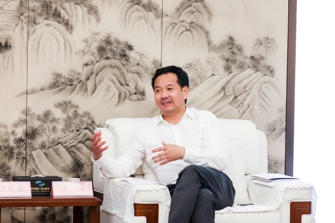 4.25 王延波拜会武汉经开区工委委员、管委会副主任王洋1.jpg