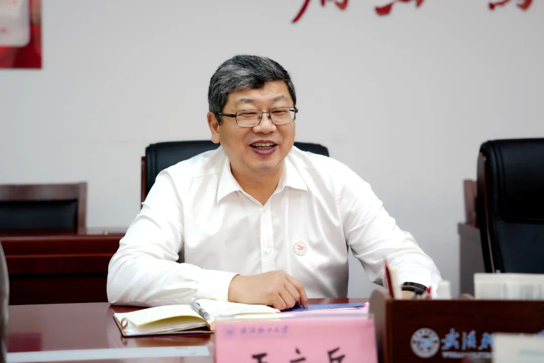 4.28 李琦与武汉轻工大学党委书记王立兵会谈交流1.jpg