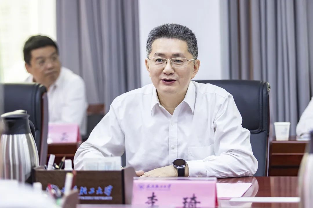 4.28 李琦与武汉轻工大学党委书记王立兵会谈交流2.jpg