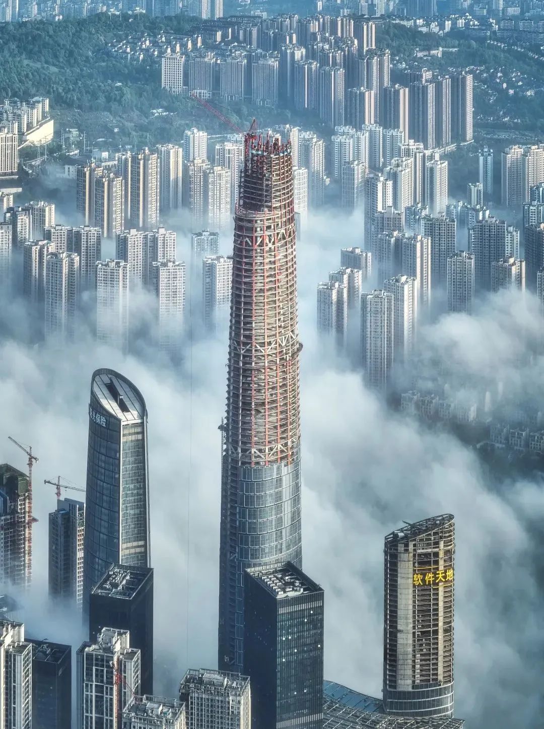 6.20 458米，重庆第一高楼封顶！中建三局三公司刷新山城天际线！1.jpg