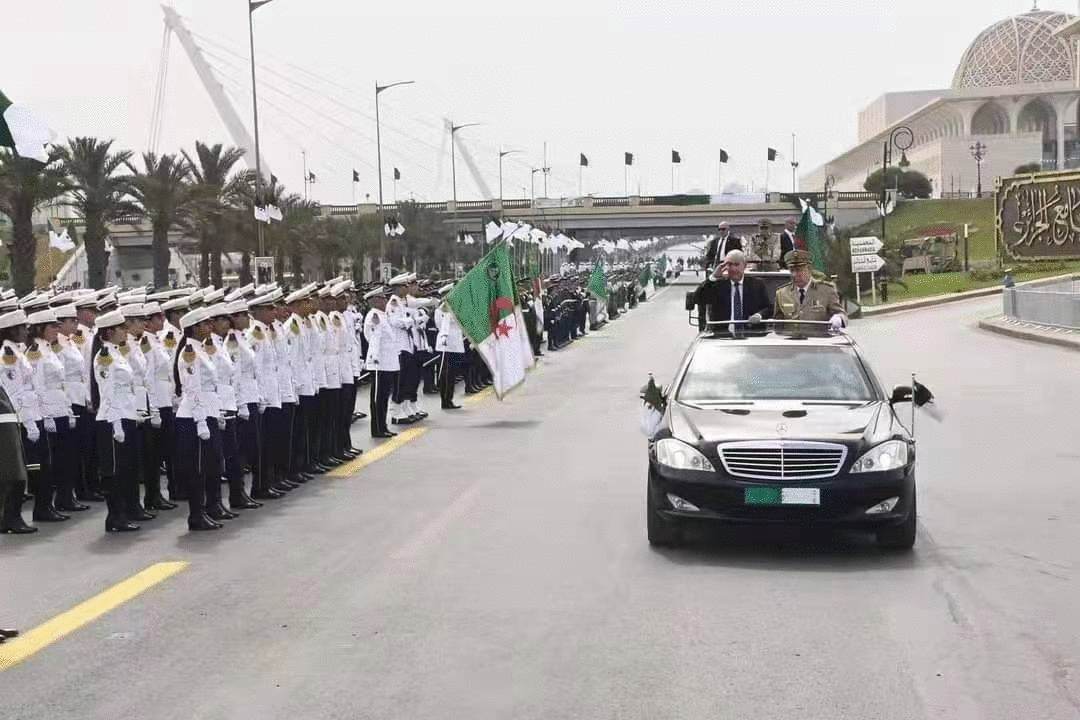 7.12 震撼！“中建三局造”建证阿尔及利亚60周年阅兵庆典2.gif