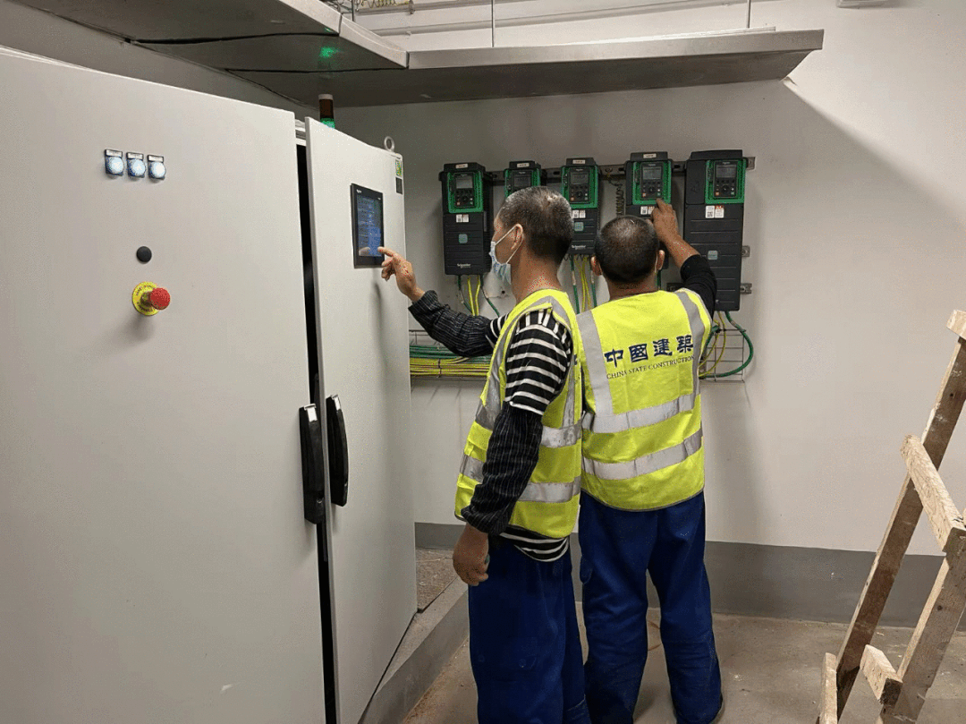 7.12 震撼！“中建三局造”建证阿尔及利亚60周年阅兵庆典5.gif