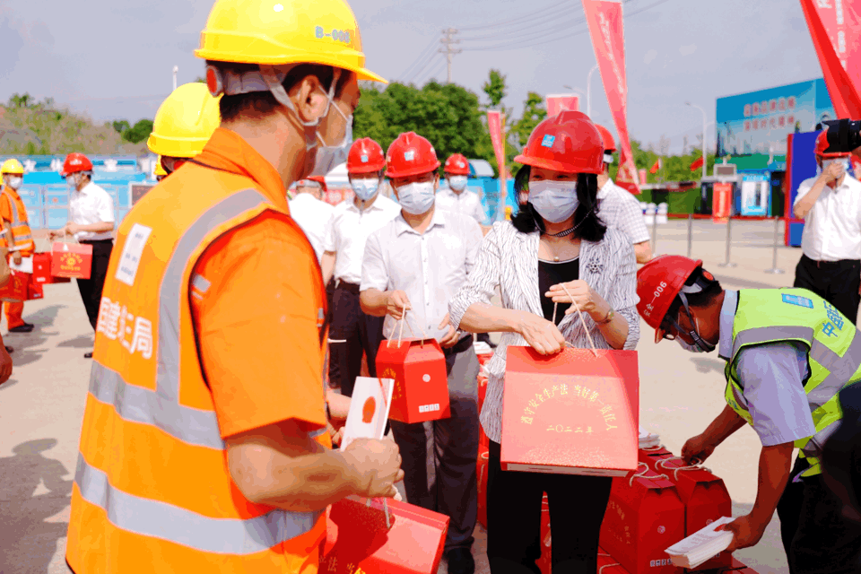 8.12 热҈热҈热҈热，高温超长待机，清凉沁润人心1.gif