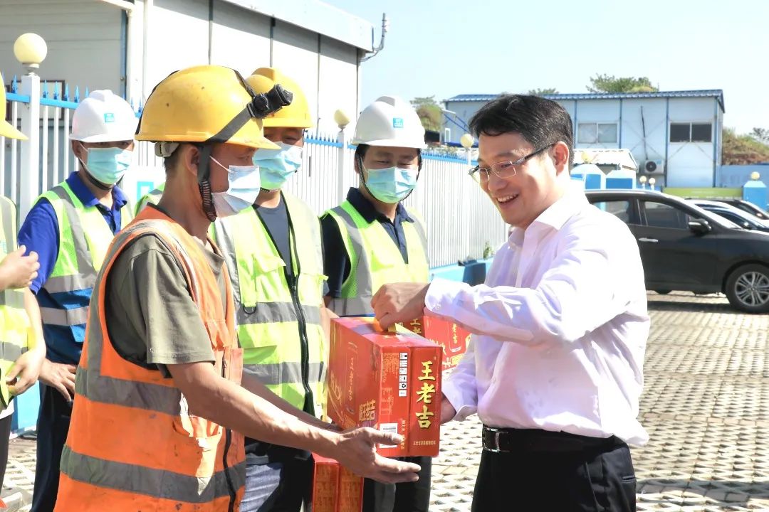 8.21 陈卫国赴南昌市第一医院九龙湖分院项目带班检查、送清凉1.jpg 8.21 陈卫国赴南昌市第一医院九龙湖分院项目带班检查、送清凉1.jpg