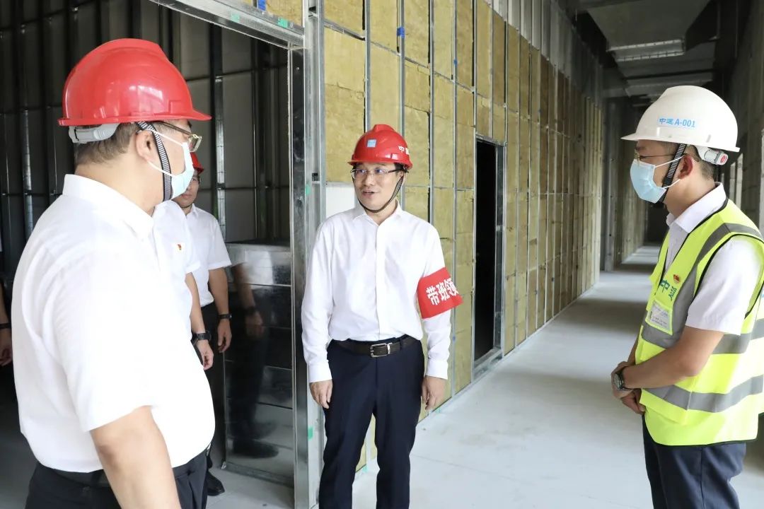 8.21 陈卫国赴南昌市第一医院九龙湖分院项目带班检查、送清凉2.jpg 8.21 陈卫国赴南昌市第一医院九龙湖分院项目带班检查、送清凉2.jpg