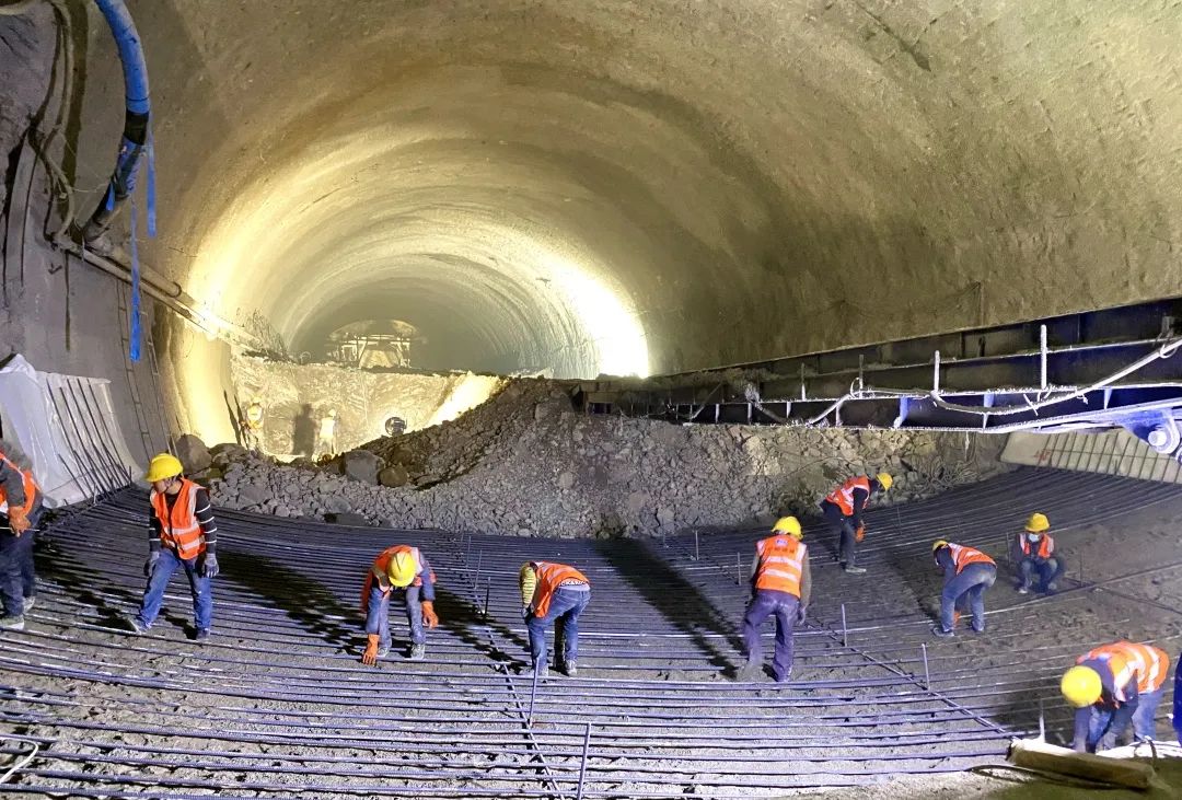 10.8  京秦高速遵秦段控制性工程景忠山隧道双幅贯通！2.jpg