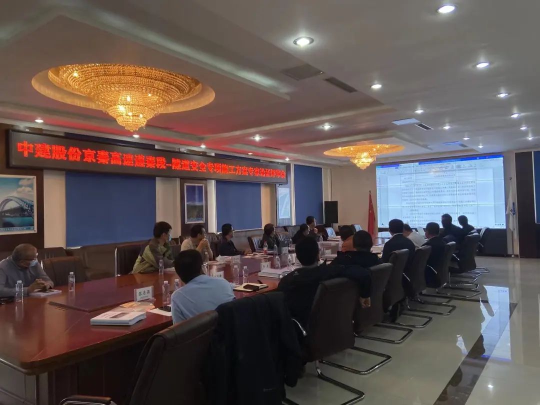 10.8  京秦高速遵秦段控制性工程景忠山隧道双幅贯通！3.jpg