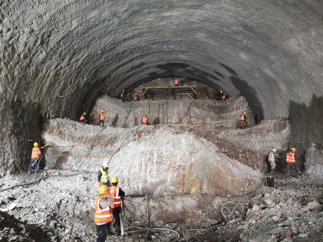 10.8  京秦高速遵秦段控制性工程景忠山隧道双幅贯通！4.jpg