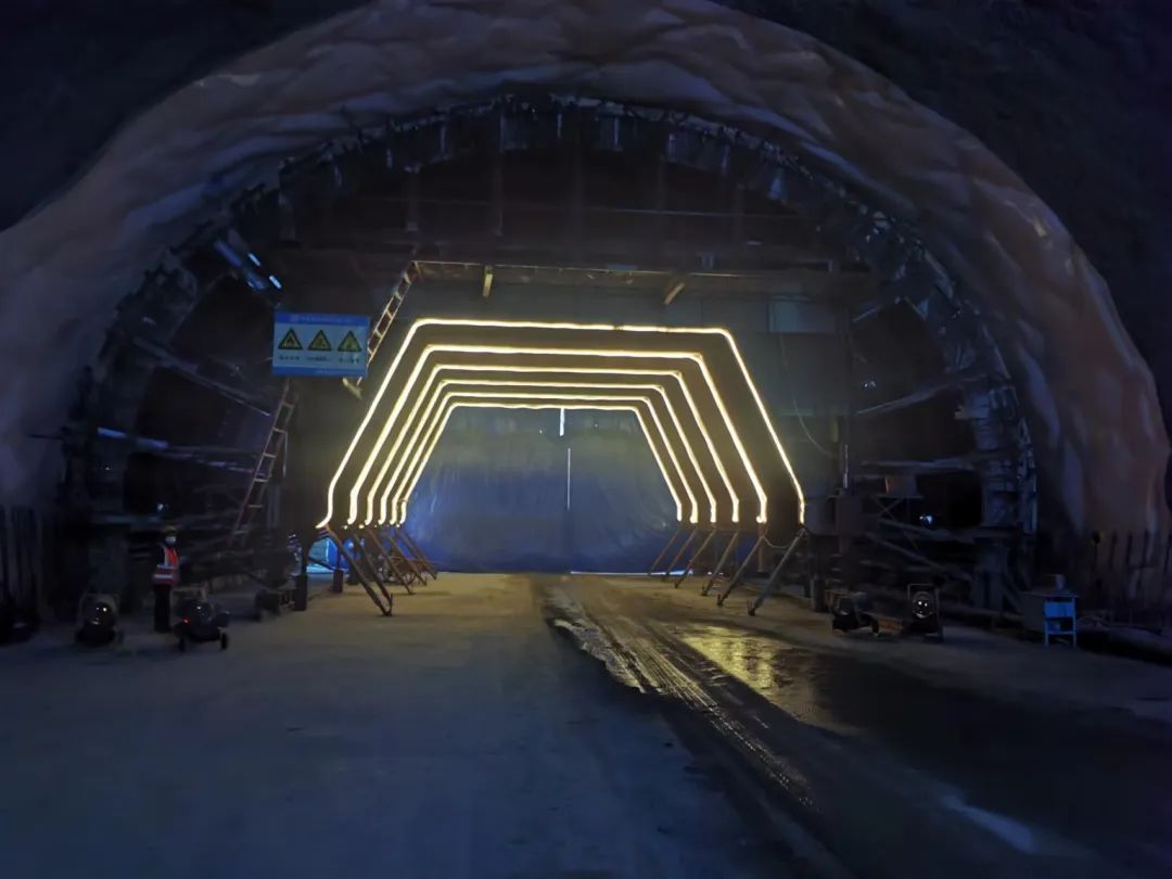 10.8  京秦高速遵秦段控制性工程景忠山隧道双幅贯通！5.jpg