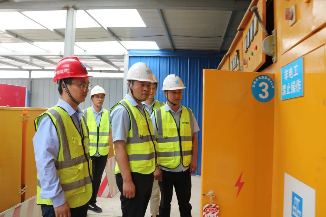 10.8  京秦高速遵秦段控制性工程景忠山隧道双幅贯通！7.jpg