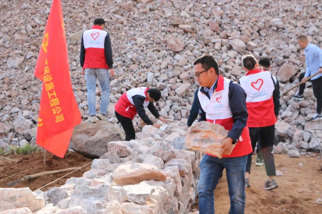 10.8  京秦高速遵秦段控制性工程景忠山隧道双幅贯通！13.jpg