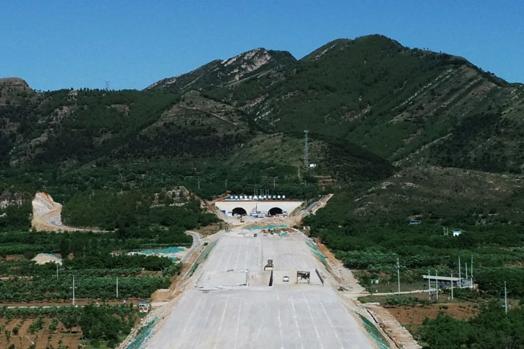 10.8  京秦高速遵秦段控制性工程景忠山隧道双幅贯通！14.jpg