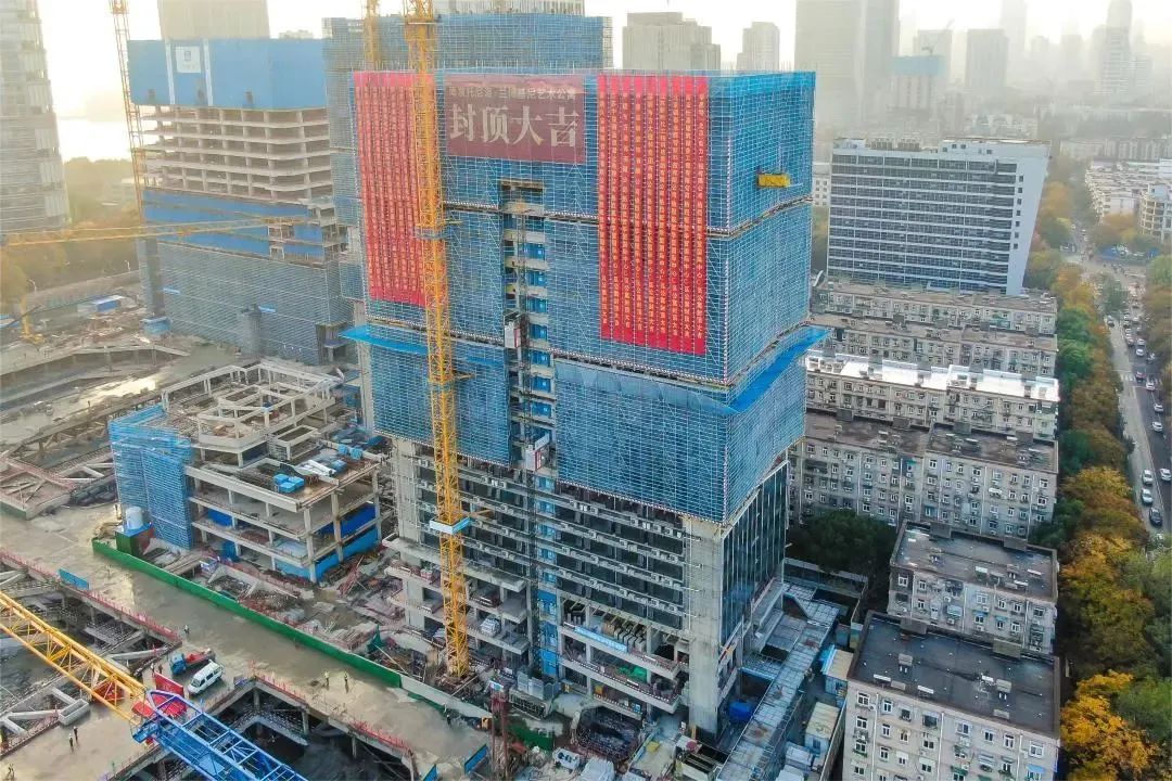 11.29 南京华贸国际中心艺术公寓封顶！1.jpg