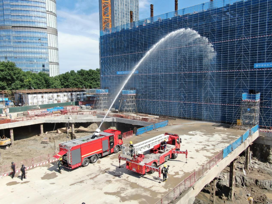 11.29 南京华贸国际中心艺术公寓封顶！4.png