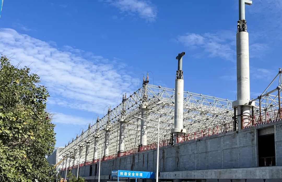 12.22 广州白云国际机场三期扩建工程东四指廊钢网架完成首次提升2.jpg