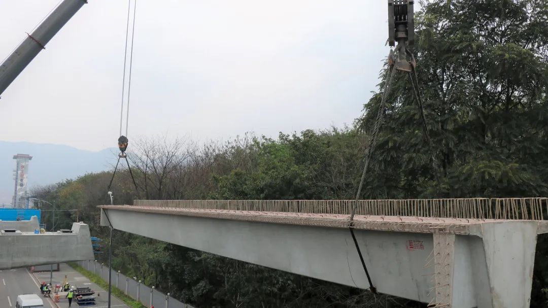 2.22 重庆茶惠大道(一标段)工程首片预制箱梁完成架设1.jpg 2.22 重庆茶惠大道(一标段)工程首片预制箱梁完成架设1.jpg