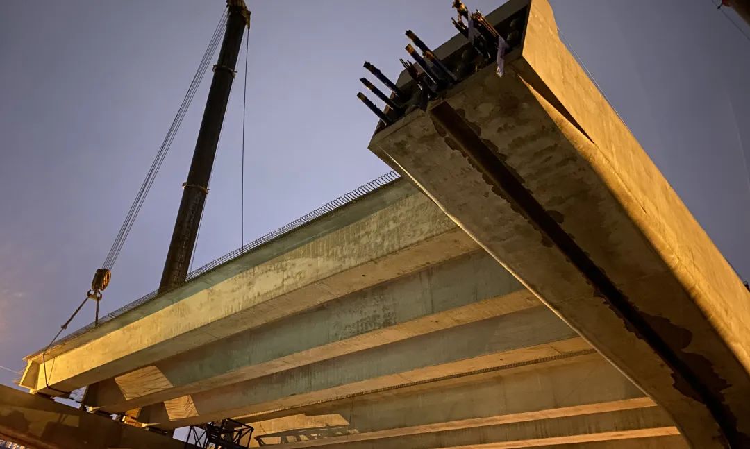 2.22 重庆茶惠大道(一标段)工程首片预制箱梁完成架设3.jpg 2.22 重庆茶惠大道(一标段)工程首片预制箱梁完成架设3.jpg