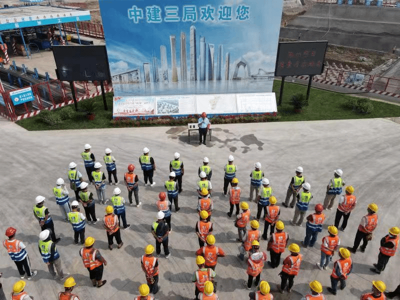 4.3 提前52天！央视涿州文化产业综合项目首个单体建筑封顶！4.gif