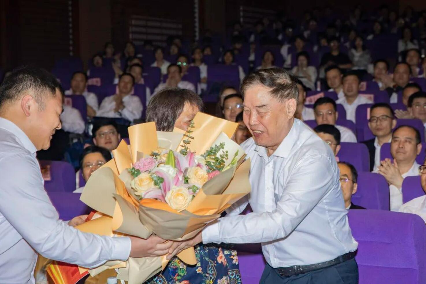 4.18 热泪盈眶，热血沸腾！这场活动现场一次又一次响起热烈掌声！9.jpg