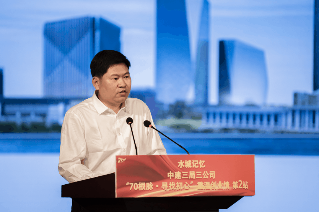 4.18 热泪盈眶，热血沸腾！这场活动现场一次又一次响起热烈掌声！14.gif