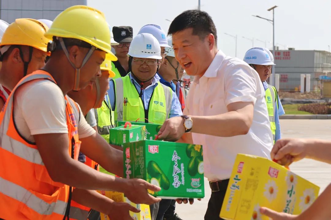 8.3 翔业集团党委副书记、总经理汪晓林,中建三局副总经理吴红涛慰问厦门新机场项目建设者1.jpg 8.3 翔业集团党委副书记、总经理汪晓林,中建三局副总经理吴红涛慰问厦门新机场项目建设者1.jpg