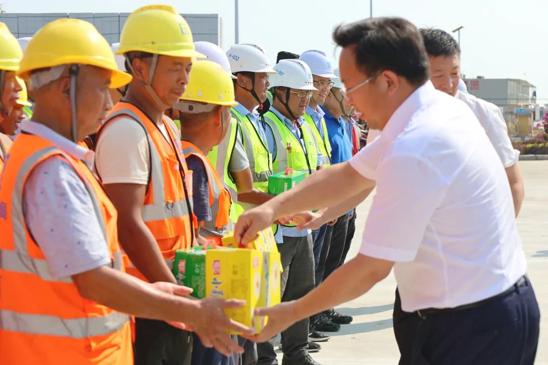 8.3 翔业集团党委副书记、总经理汪晓林,中建三局副总经理吴红涛慰问厦门新机场项目建设者2.jpg 8.3 翔业集团党委副书记、总经理汪晓林,中建三局副总经理吴红涛慰问厦门新机场项目建设者2.jpg