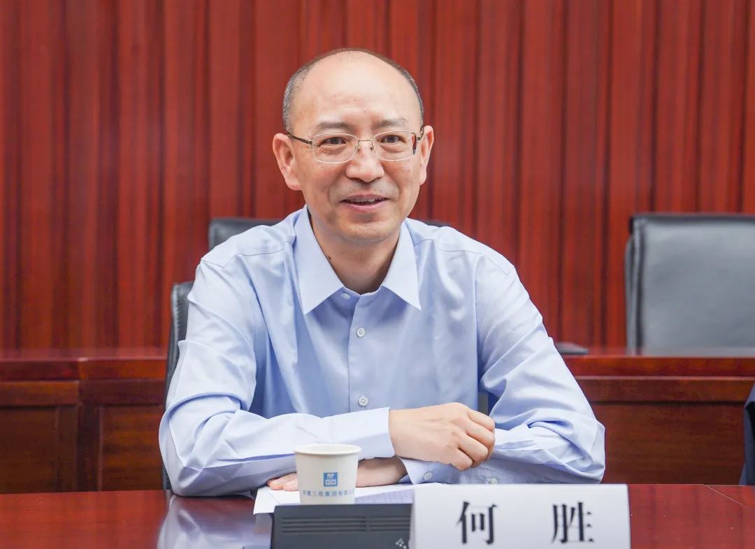 4.13 王洪涛与重庆水务环境控股集团党委委员、副总经理何胜会谈交流2.jpg