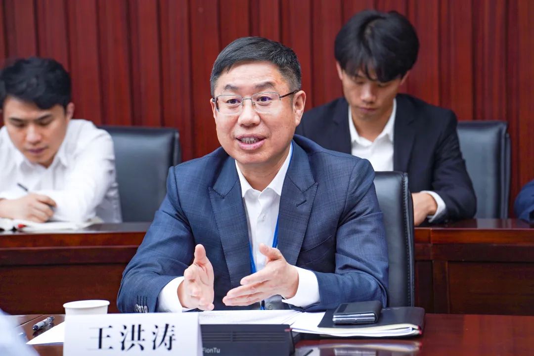 4.13 王洪涛与重庆水务环境控股集团党委委员、副总经理何胜会谈交流3.jpg